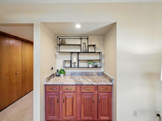 Building Photo - 440 Torrey Pines Way