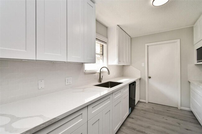 Building Photo - 1504 Holly Cir