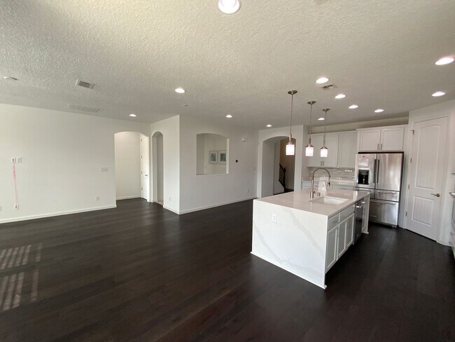 Building Photo - 5 Bedroom Luxury Home Available Near Louis...
