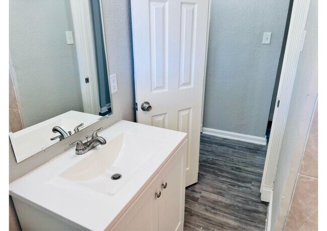 Building Photo - 4914 Kelso St