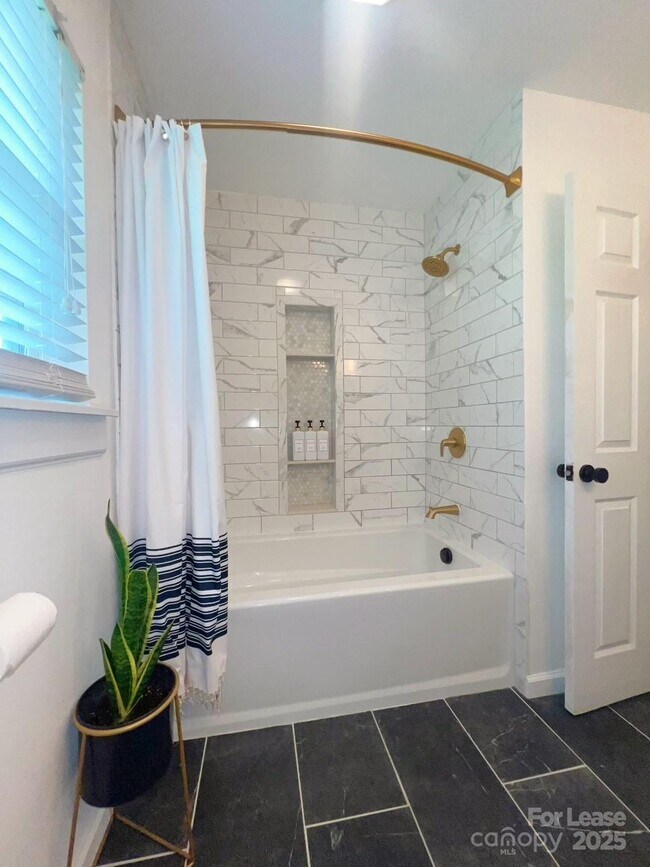 Building Photo - 7471 Lakehaven Dr