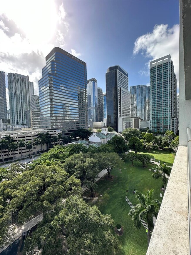 Building Photo - 495 Brickell Ave