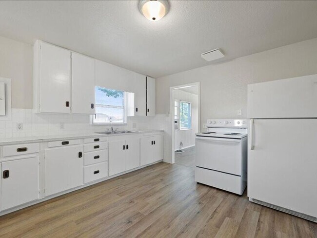 Building Photo - 1617 Mahan Ave