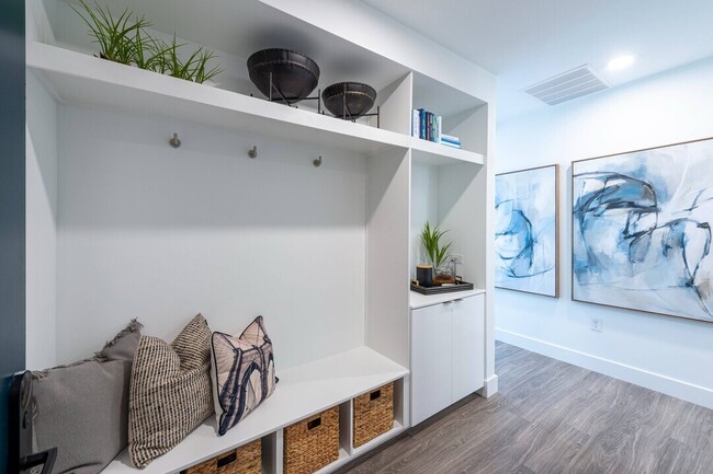 Building Photo - 8 Weeks Rent-Free in Uptown Luxury!
