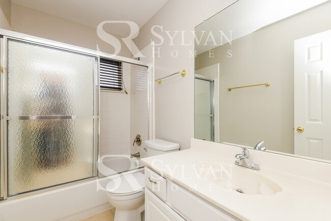 Building Photo - Spacious 4 bedroom 2.5 Bath Home for You