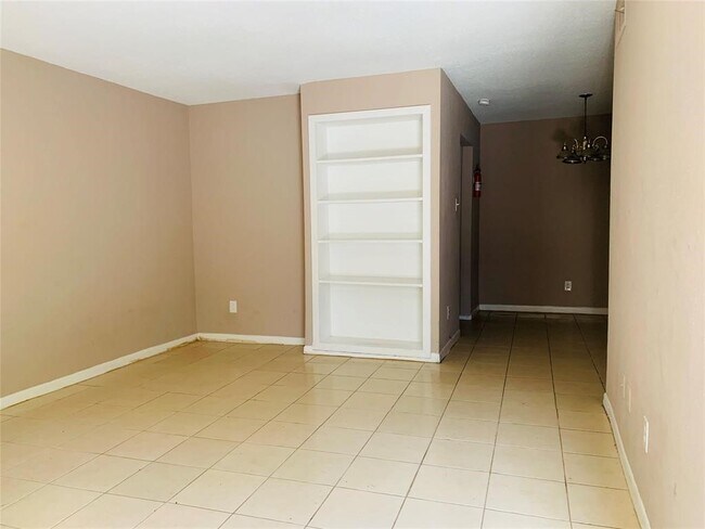 Building Photo - 5625 Antoine Dr