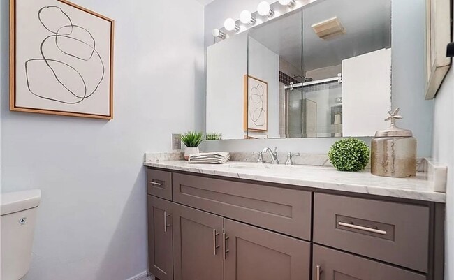 Building Photo - 215 N Kenwood St