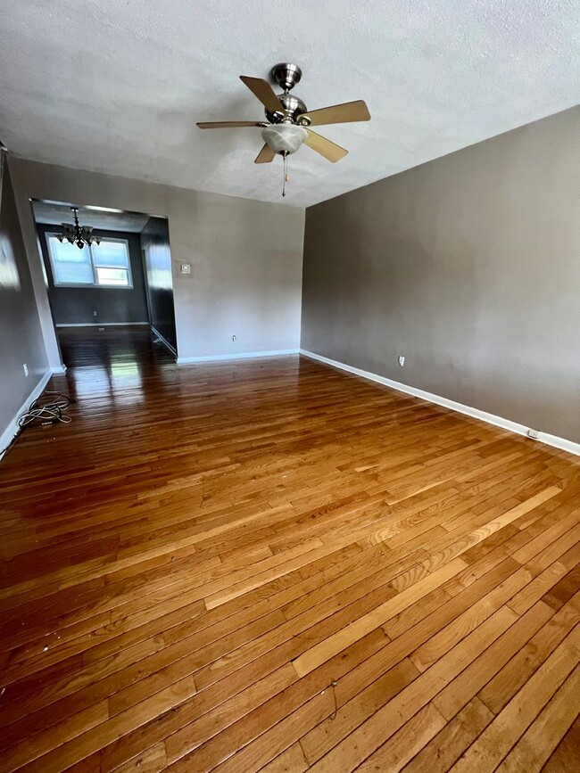 Building Photo - Gorgeous 3-Bedroom Townhouse with Garage i...