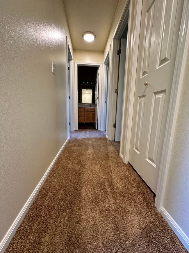 Building Photo - 2607 S Cloverleaf Loop
