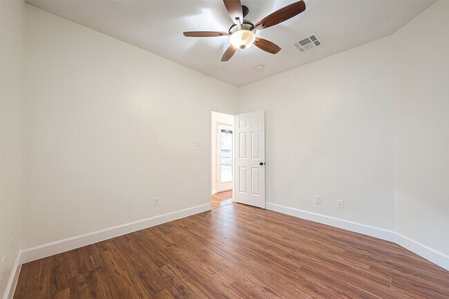 Building Photo - 23759 River Pl Dr