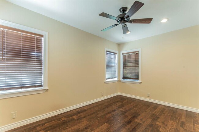 Building Photo - 21316 Crestmont