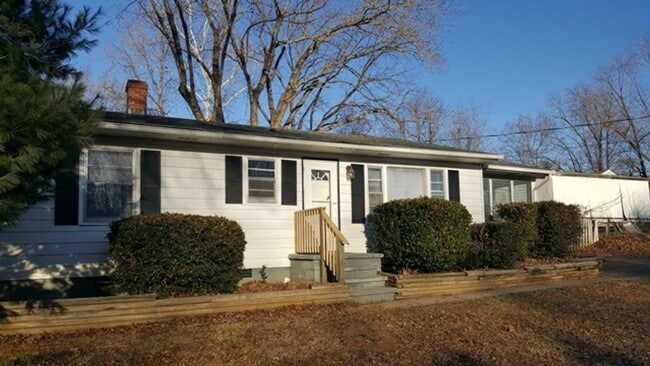 Building Photo - One Level House off Old Forest Road