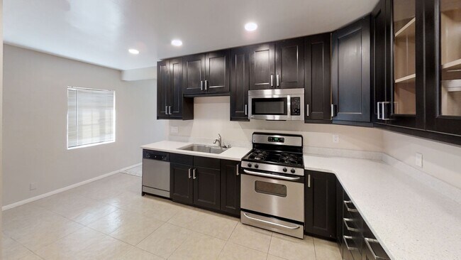 Building Photo - 8BD/4BA on Rockford! Great Yard!