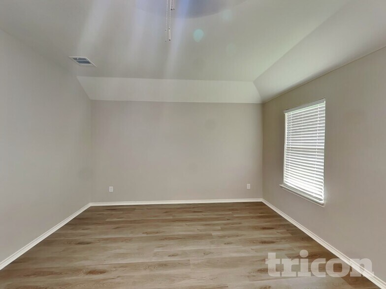 Building Photo - 636 Excelsior Dr