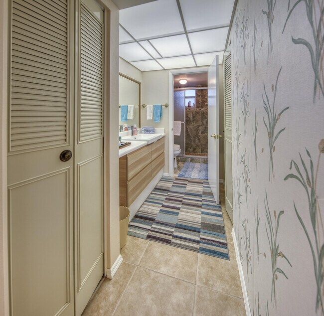 Building Photo - 2728 Garden Dr N