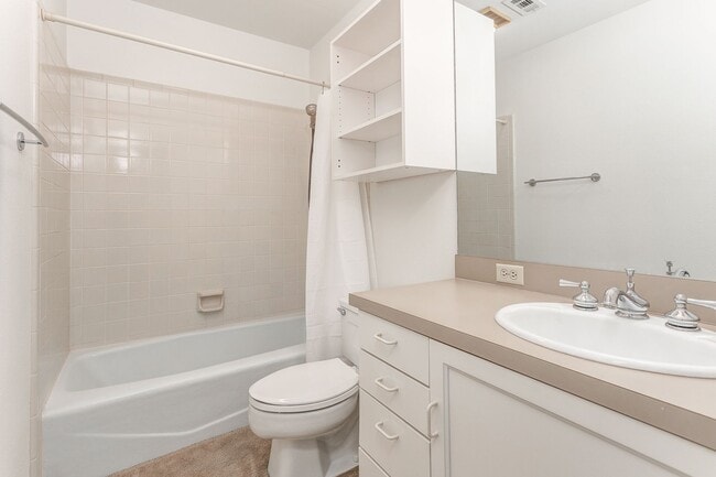 Building Photo - TCU / Medical District Townhome