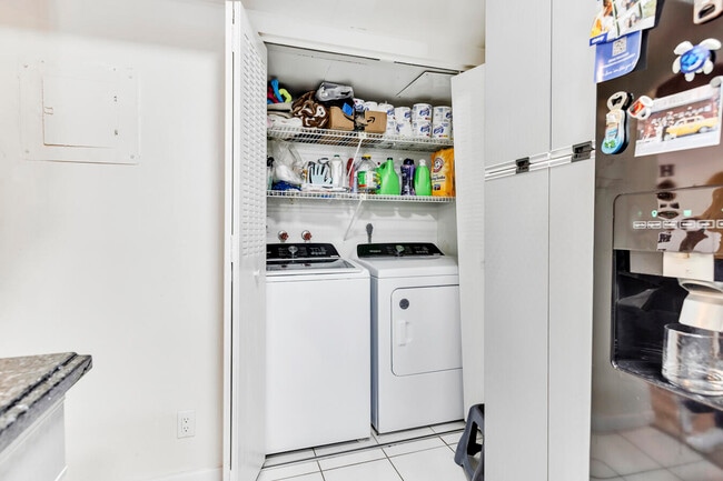 Building Photo - 720 E Coco Plum Cir