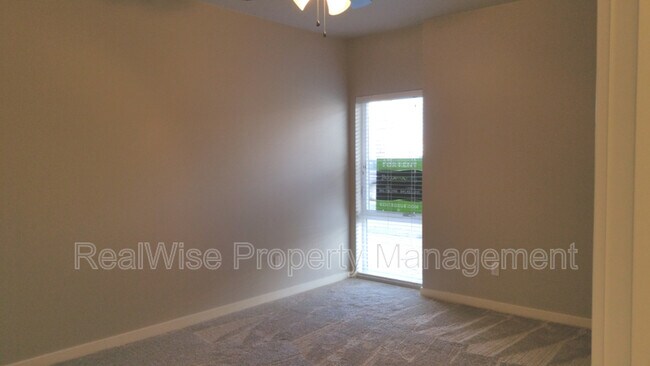 Building Photo - 502 SW Evergreen Ave