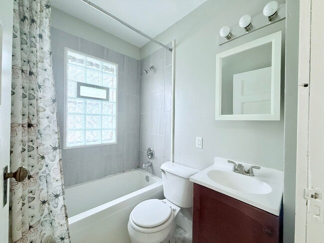 Building Photo - 900 W Parker St