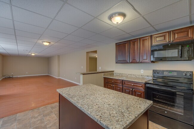 Building Photo - Huge 2 Homes in 1 with 2 full kitchens