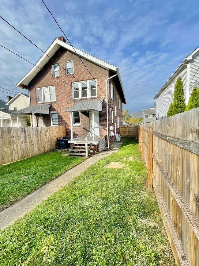 Building Photo - 918 Carpenter St