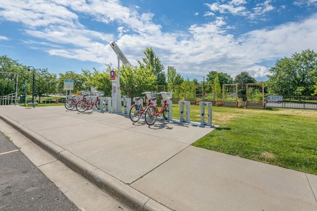 Building Photo - Updated One Bedroom Condo at The Peloton. ...