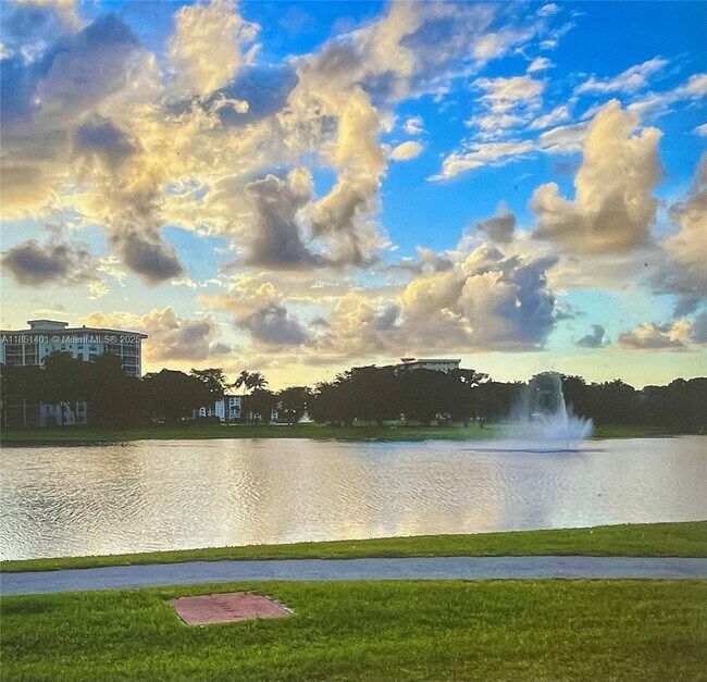 Building Photo - 2801 N Palm Aire Dr