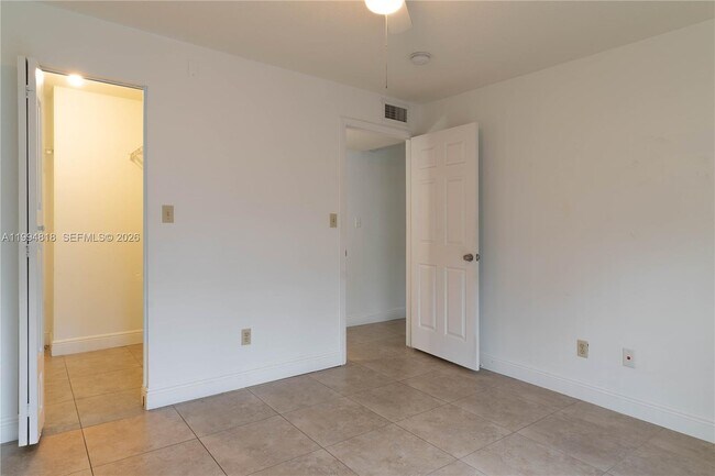 Building Photo - 875 Riverside Dr