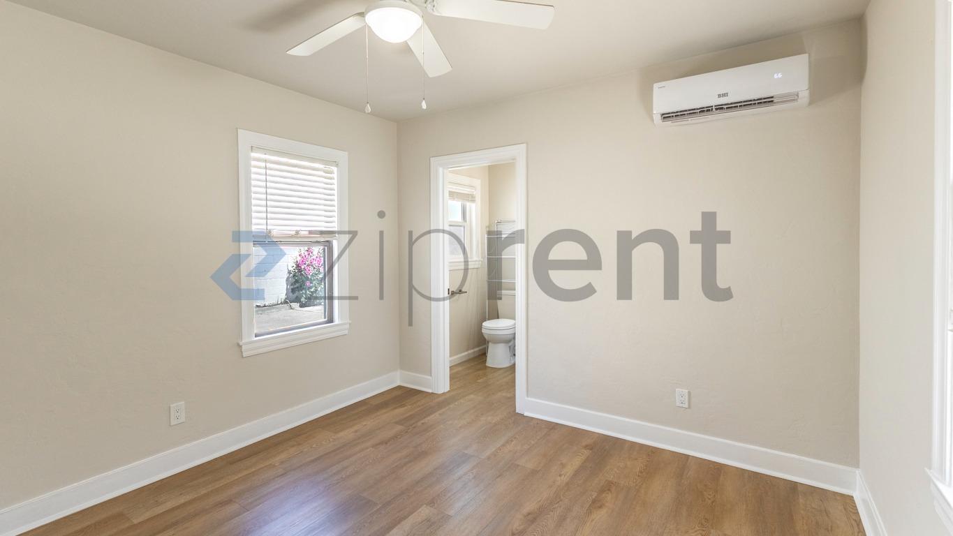Building Photo - Unit 4