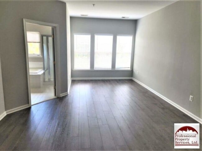 Building Photo - Luxury Townhome!