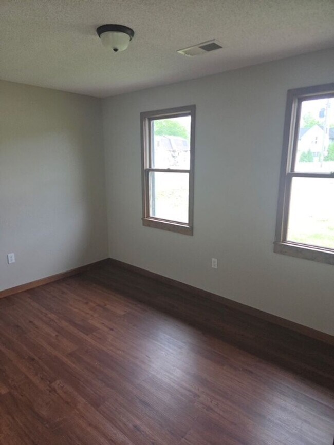 Building Photo - 215 W Valleyview Dr
