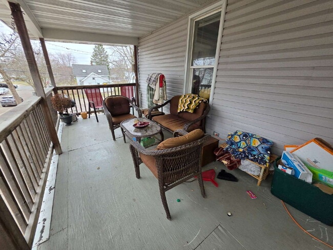 Building Photo - 3 Bedroom, 1 Bathroom with Covered Large Balcony and Off-Street Parking - Available July 1st!