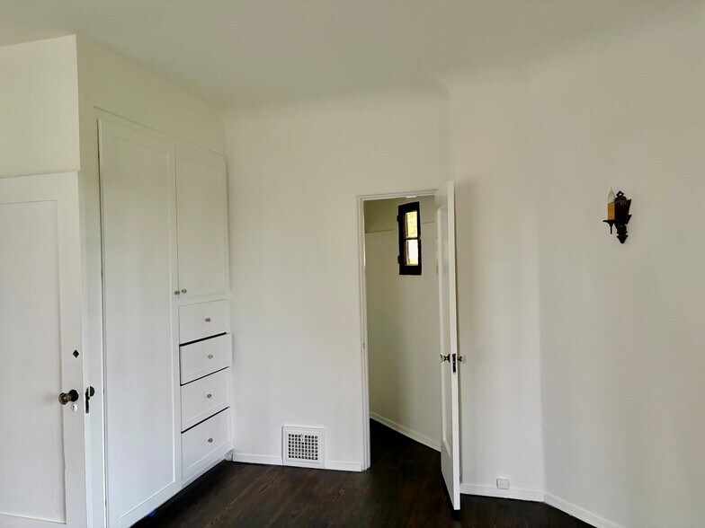 Building Photo - 1519 N Hayworth Ave