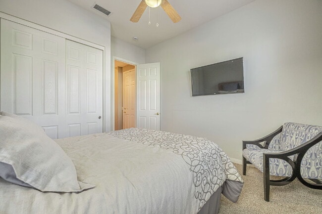 Building Photo - Refined Living in the Heart of Valencia