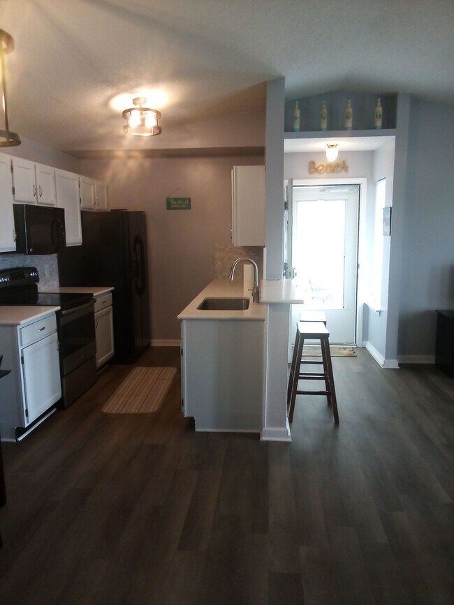 Building Photo - 2268L Essex Dr