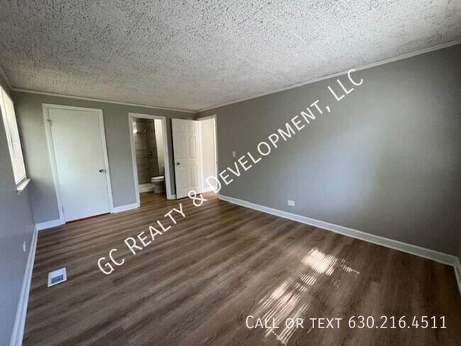 Building Photo - 403 Pinetree Ln