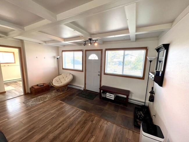 Building Photo - Pet Friendly 3 Bed 2 Bath Single Family Home With Large Garage!