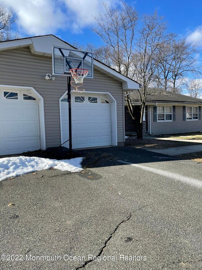 Building Photo - 3 Windsor Dr