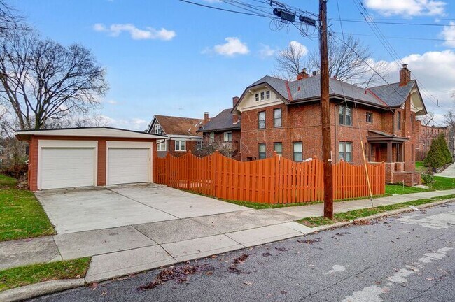 Building Photo - 2881 Observatory Ave