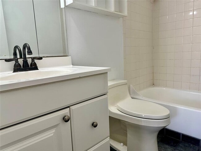 Building Photo - 946 N Lake Destiny Rd