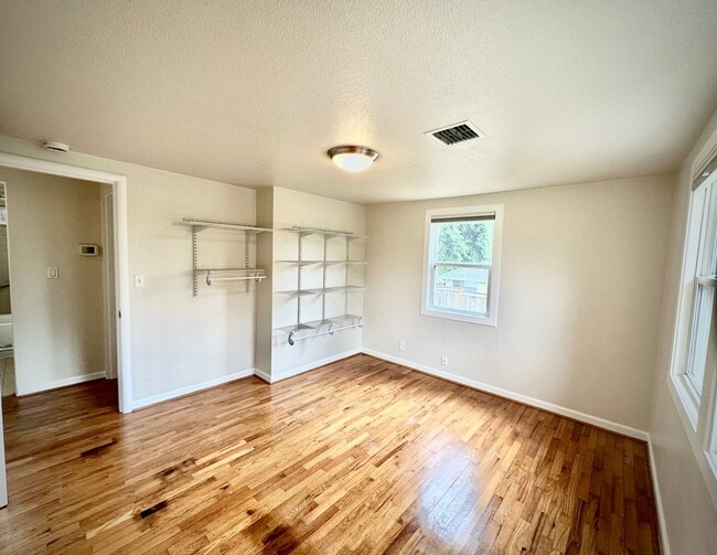 Building Photo - Charming 2-Bedroom, 2- bathroom Home with Bonus Space & Prime Shoreline Location