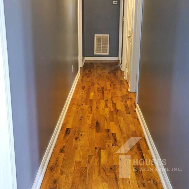 Building Photo - 423 Rollingwood Dr