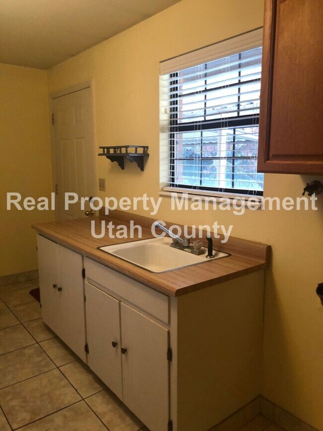 Building Photo - Spacious Lehi Home