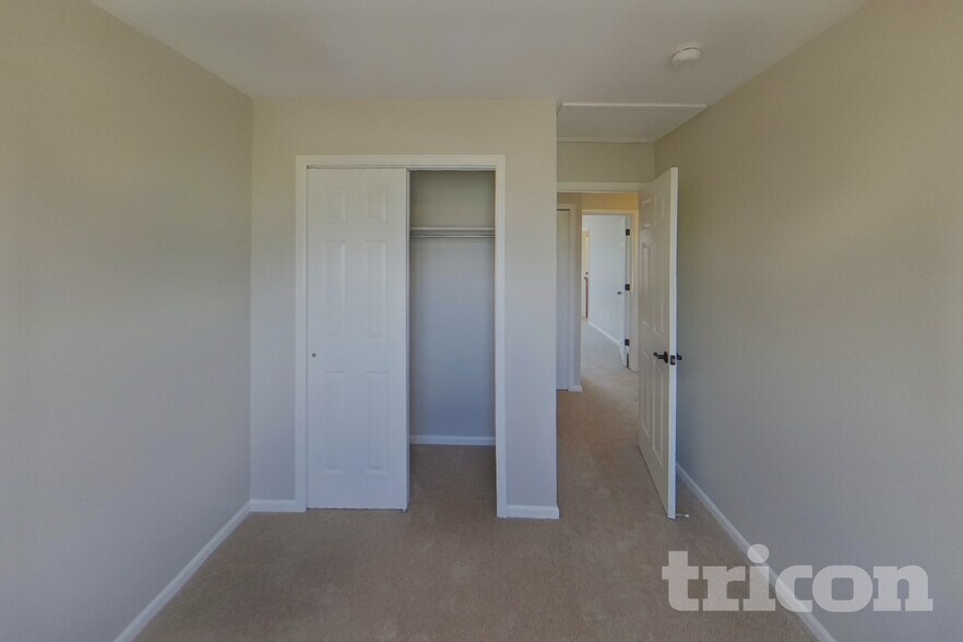 Building Photo - 4535 Jet Wing Cir W