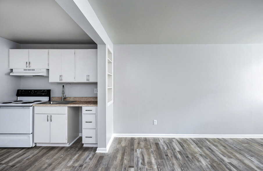 Kitchen - Riverview Place Apartments