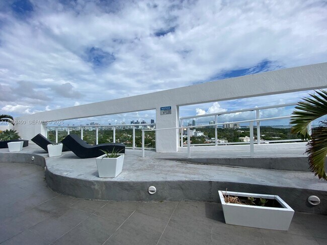 Building Photo - 1401 SW 22nd St