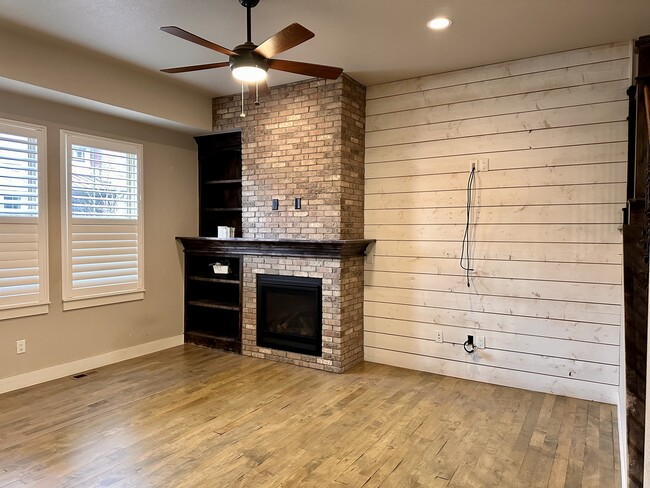 living space with fireplace - 6366 Pumpkin Ridge Dr