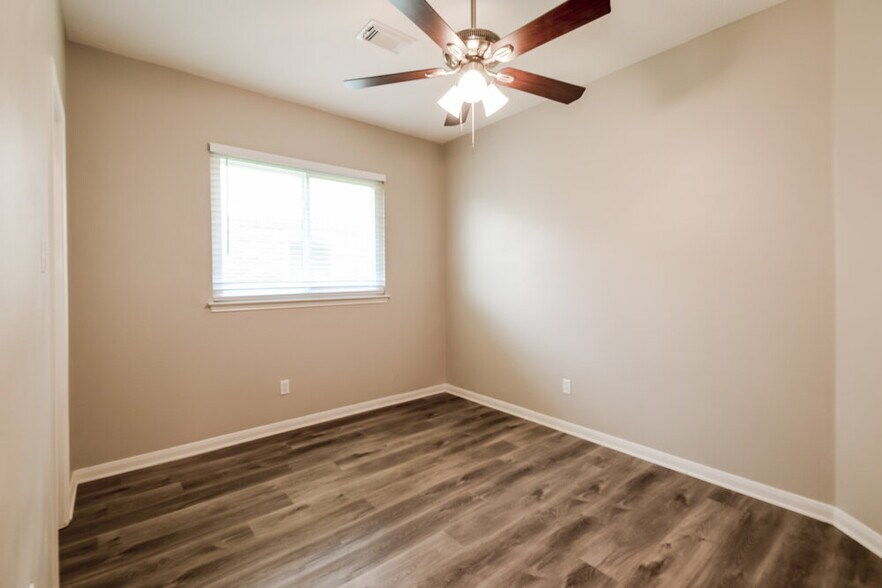 Building Photo - 403 Cedar Lake Dr