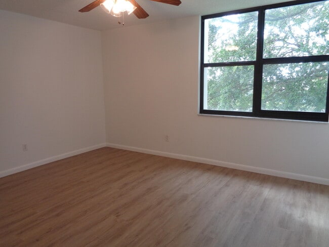 Building Photo - 950 Lavers Cir