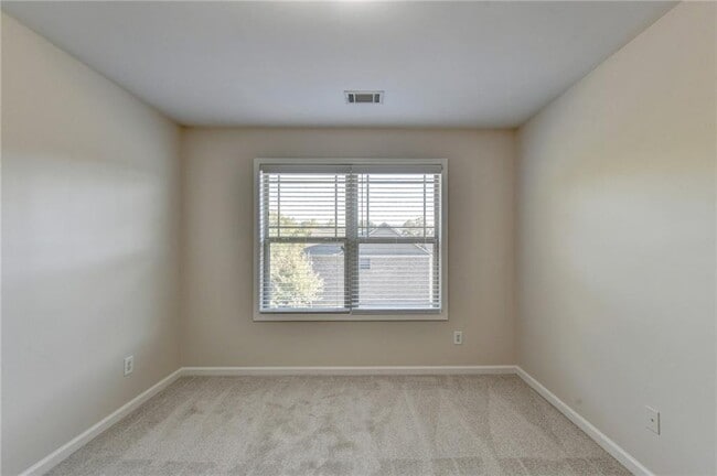 Building Photo - 522 Suwanee Oaks Dr NE